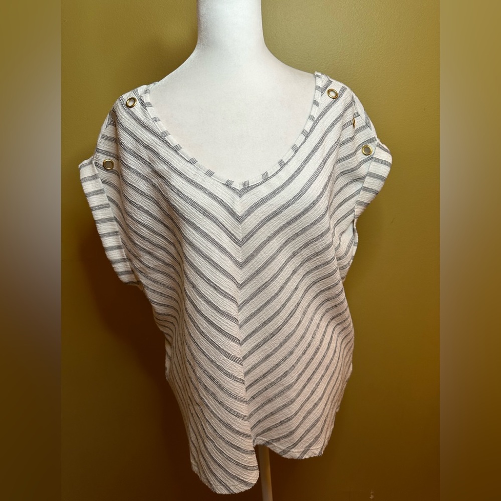 Belldini V-Neck Top - L